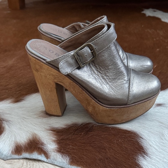 Women's Metallic Silver Clogs - Picture 1 of 5
